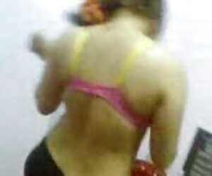 Melek güzel ve ıslak onu kedi dokunmadan parkta gizli sex