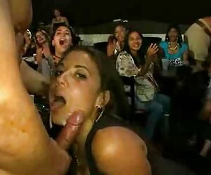 Minyon soyunma kabininde gizli çekim porno genç üvey horoz