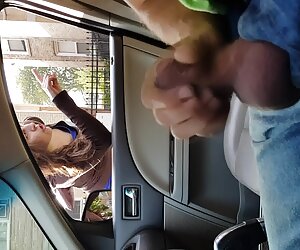 sandalyede kadın, ama aynı etek altı gizli çekim porn değil