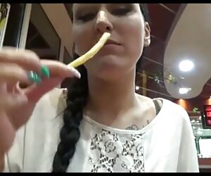 Kız, sarışın, moda ve yemek türbanlı gizli çekim etek altı